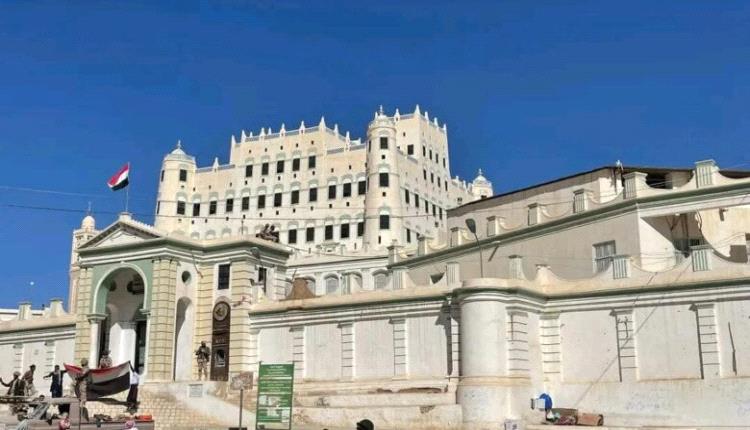 أمن حضرموت يُفكك شبكة لترويج عملة سعودية مزورة ويضبط مبالغ كبيرة

