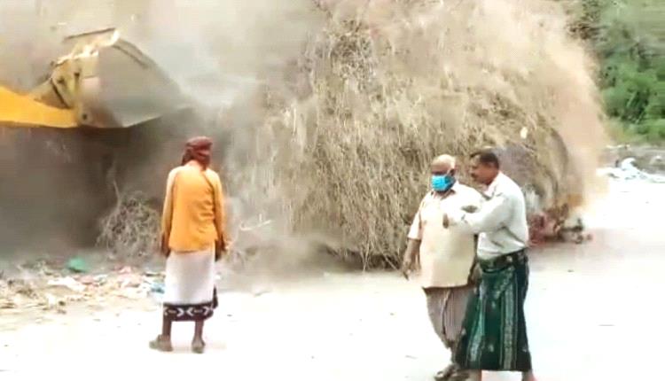 بتوجيهات مدير عام صحة عدن..حملة نظافة موسعة وإزالة المخلفات في ساحة مستشفى الصداقة