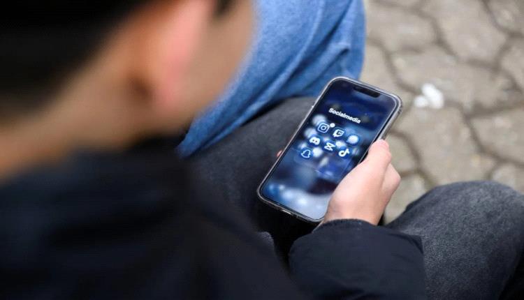 إدمان وسائل التواصل الاجتماعي يصيب الكبار أيضاً... فكيف نحد من استخدامها؟