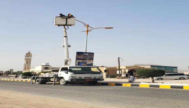 استكمال مشروع إنارة شوارع رئيسية في تريم بكاشفات LED حديثة