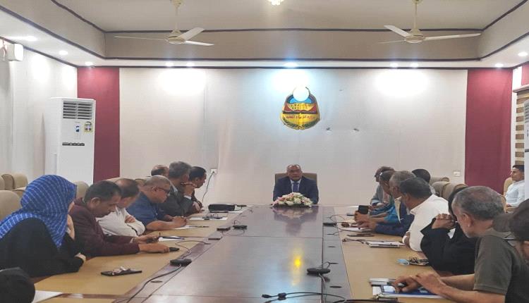 وزير التربية والتعليم العبادي يتفقد سير العمل بوزارة التربية بعدن 