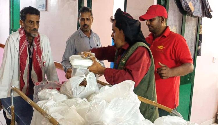 أفران عدن الخيرية تنفذ حملة توزع وجبات إفطار الصائم في مستشفى الص..