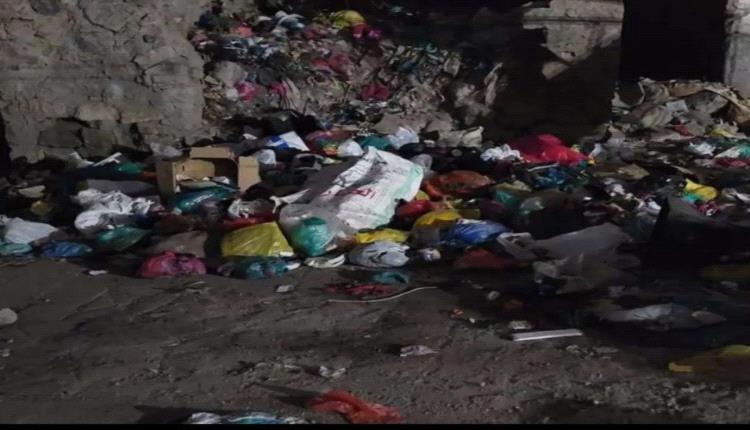 أكوام من القمامة تحاصر حارة إسحاق بتعز وصندوق النظافة منشغل بجمع الجبايات في رمضان