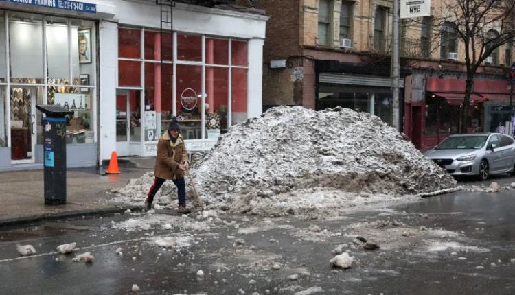 عاصفة ثلجية ضخمة تهدد الساحل الشرقي وأغلاقات واسعة في نيويورك وبوسطن