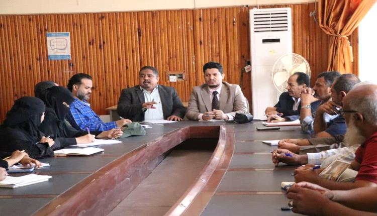 مدير عام البريقة يناقش مع فريق النزول الميداني المكلف من محافظ عدن آلية تنفيذ مشروع المسح الأولي للكفاءات