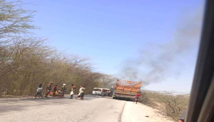 فاجعة في أبين.. مصرع 16 شخصاً في حادث تصادم مروع واحتراق "باص" بمديرية المحفد