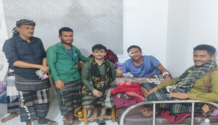 القيادي محمود عادل الحوشبي برفقة الكابتن علي لجعم يطمئنان على صحة اللاعب عبدالرحمن مرعي