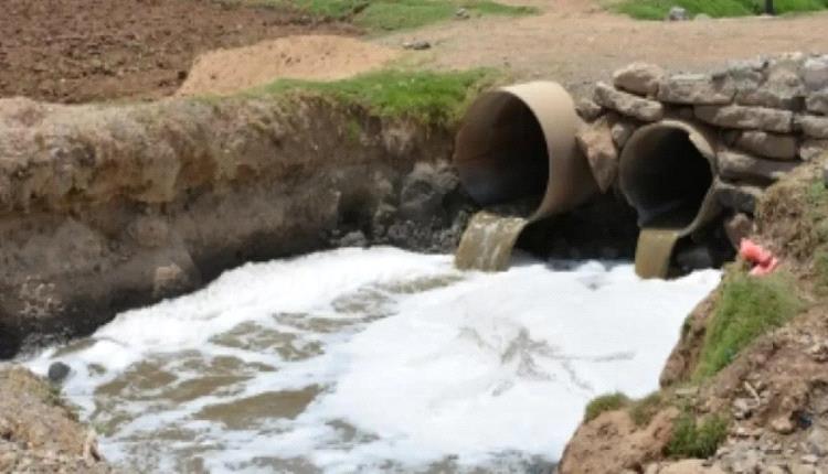 متـ.ـحوث في إب يدير محطة تجميع صرف صحي ويبيع المجاري على مزارعي القات في السبرة