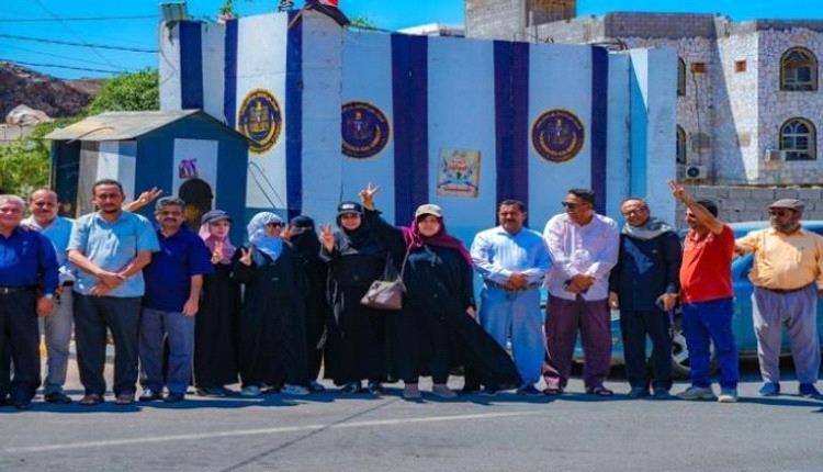 وكالة خليجية : إغلاق مقرات «الانتقالي» وقمع المظاهرات.. «مقامرة» تعقد مشهد جنوب اليمن