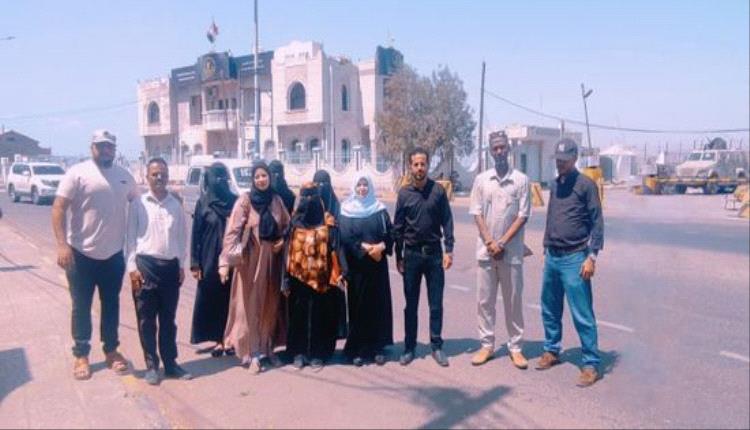 كوادر خارجية المجلس الانتقالي الجنوبي تنفذ وقفة احتجاجية رفضاً لإغلاق مقر المجلس

