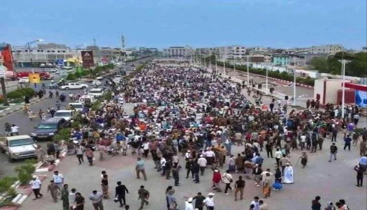 موائد إفطار لحشود «مليونية الثبات» في عدن

