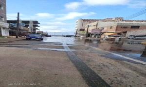 طفح مجاري مستمر منذ ثلاثة أيام في شوارع بالعاصمة عدن يفاقم معاناة السكان خلال رمضان
