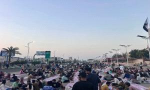 افطار جماعي لحشود مليونية الثبات والقرار في ساحة العروض بالعاصمة عدن