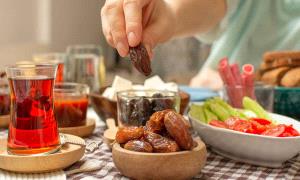 أخطاء شائعة على مائدة الإفطار تُفسد فوائد الصيام