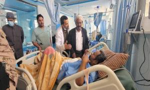 رئيس تنفيذية انتقالي شبوة يطمئن على جرحى اعتداء المظاهرة السلمية في عتق