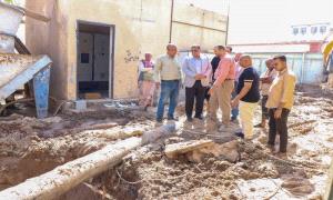 وكيل أول العاصمة عدن يتفقد سير العمل في إصلاح كسر بمحطة ضخ الصرف الصحي الرئيسية بالمنصورة