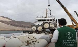 سقطرى تستقبل أولى دفعات خزانات الغاز المنزلي ضمن مشاريع الإعمار السعودية