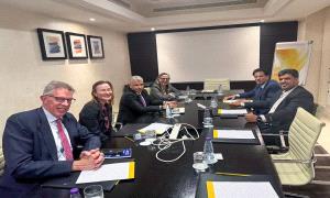 محافظ المهرة يلتقي فريق مكتب المبعوث الأممي في الرياض