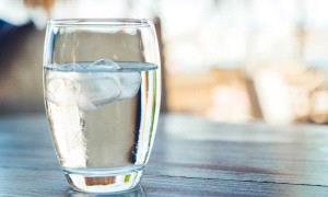 الماء البارد لإنقاص الوزن.. خرافة أم حقيقة صحية؟
