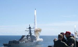 قائد سابق في حلف “الناتو” يحدد ثلاثة سيناريوهات لهجوم أمريكي محتمل على إيران