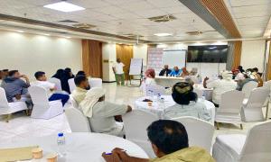 السلطة المحلية بالمكلا تنظم جلسة لمناقشة احتياجات عدد من أحياء المدينة