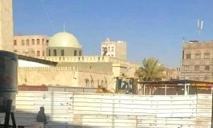 الحوثـ.ـيون يحولون ساحة مسجد شهير في صنعاء إلى محال تجاري