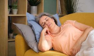 وضعية نوم شائعة قد تسبب تلفاً عصبياً دائماً