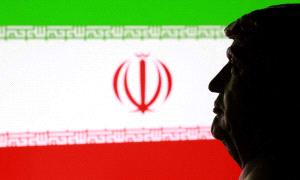 "ثلاثية الحصار".. هل يصمد "حائك السجاد" الإير.اني أمام مقصلة ترامب