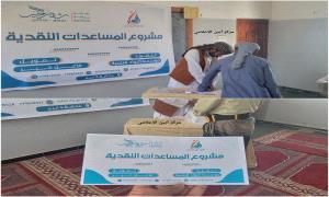 بتمويل من فاعلين خير : مؤسسة “الرواد” للتنمية توزع مساعدات نقدية للأسر الفقيرة بأبين