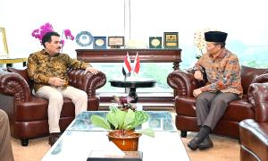 سفير اليمن يناقش مع نائب رئيس مجلس الشورى في إندونيسيا سبل تعزيز التعاون البرلماني

