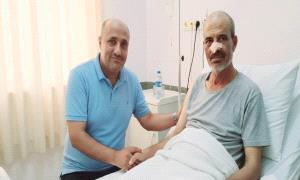 العميد أحمد علي مانع يزور المناضل علي محمد الفقية إلى مستشفى عبود العسكري للاطمئنان على حالته الصحية