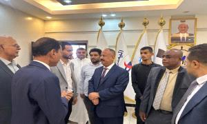 وزير النقل يتفقد سير العمل في ديوان عام الوزارة بعدن
