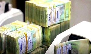 بدء صرف مرتبات عدد من المرافق الحكومية في عدن..