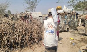 مقدم من فاعل خير .. مؤسسة "تراحم" الإنسانية توزع تمور لـ(50) أسرة بزنجبار أبين