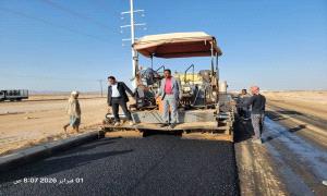 تدشين أعمال السفلتة في مشروع تأهيل المدخل الغربي لمدينة عتق
