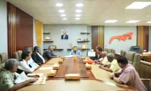 محافظ عدن يبحث مع رئيس الاتحاد العام لنقابات عمال الجنوب إعداد مصفوفة شاملة للإشكاليات القائمة والحلول الممكنة
