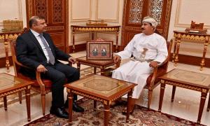 سفير اليمن يلتقي وزير المكتب السلطاني العُماني لبحث العلاقات الثنائية

