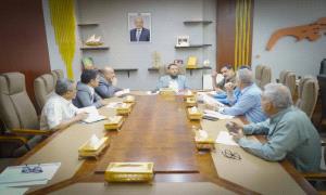 محافظ العاصمة عدن يرأس اجتماعًا موسعًا لمناقشة الإجراءات والخطوات الإصلاحية في قطاعي النقل والطرق