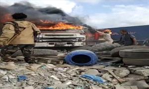 ألسنة اللهب تلتهم شاحنات في محيط ميناء عدن