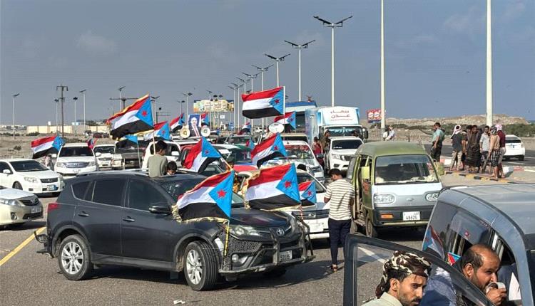 موكب أبناء أبين يصل عدن للمشاركة في فعالية ساحة العروض والمطالبة بإعلان دولة الجنوب العربي
