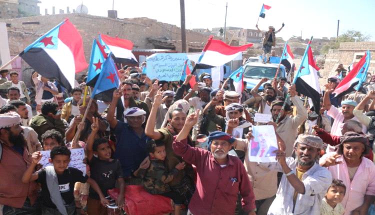 مسيرة حاشدة في كرش بلحج تندد بالعدوان السعودي وتبارك قرارات الرئيس الزبيدي