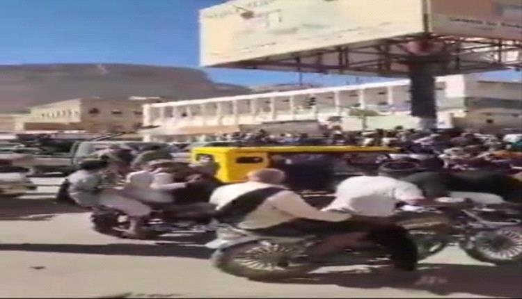 أبناء القطن يواجهون القوات الغازية ويمنعون إنزال صور الرئيس الزبيدي