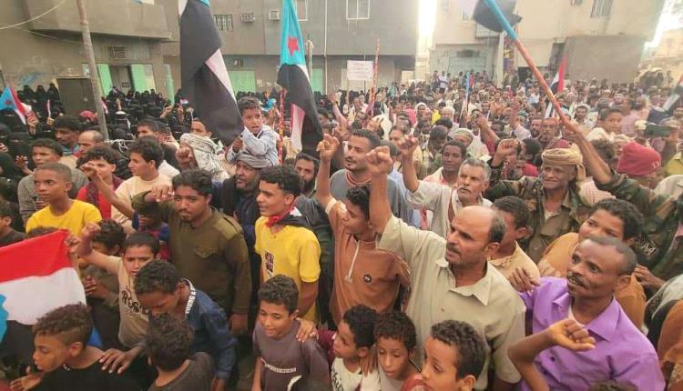 حشود جماهيرية في الحوطة تؤيد البيان السياسي والإعلان الدستوري وتندد بالغارات السعودية