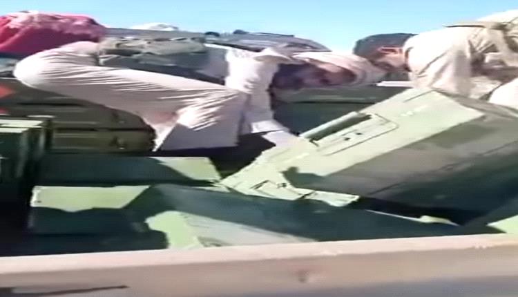 قوات الطوارئ اليمنية ومسلحو القبائل ينهبون المعسكرات في حضرموت
