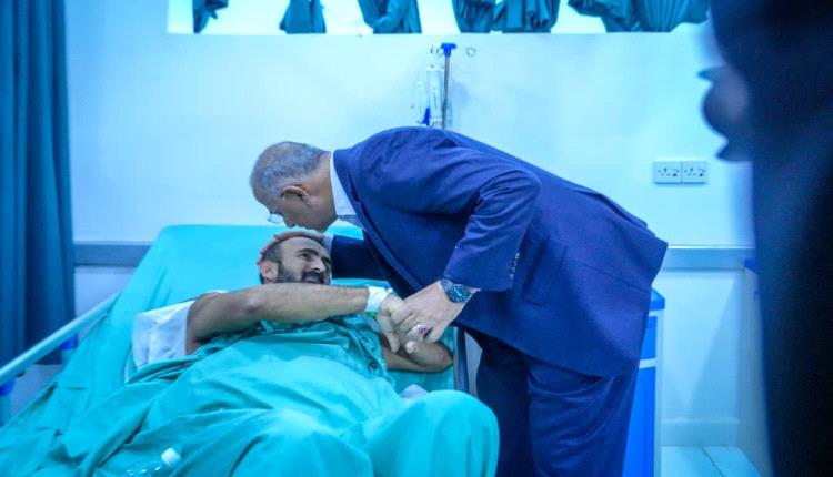 الرئيس الزُبيدي يطمئن على أحوال جرحى عملية “المستقبل الواعد” بمستشفى عبود العسكري