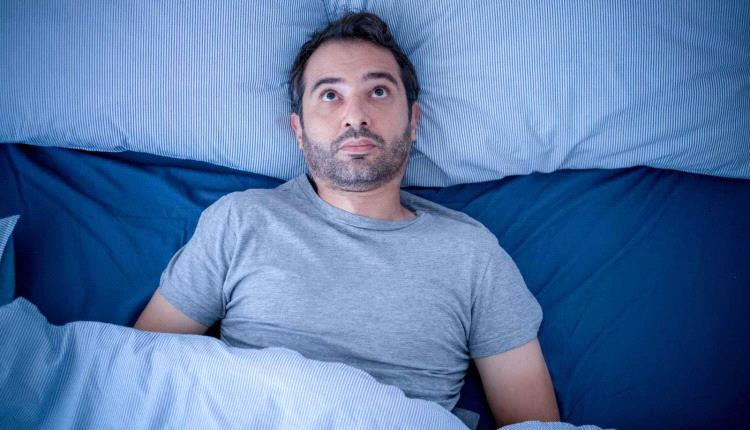 من الإضاءة إلى التمارين.. خطوات بسيطة للتغلب على الأرق