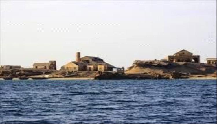 الحو.ثي يحوّل جزيرة كمران إلى بؤرة لتهريب السـ.ـلاح ويمنع الصيادين من النزول إلى البحر