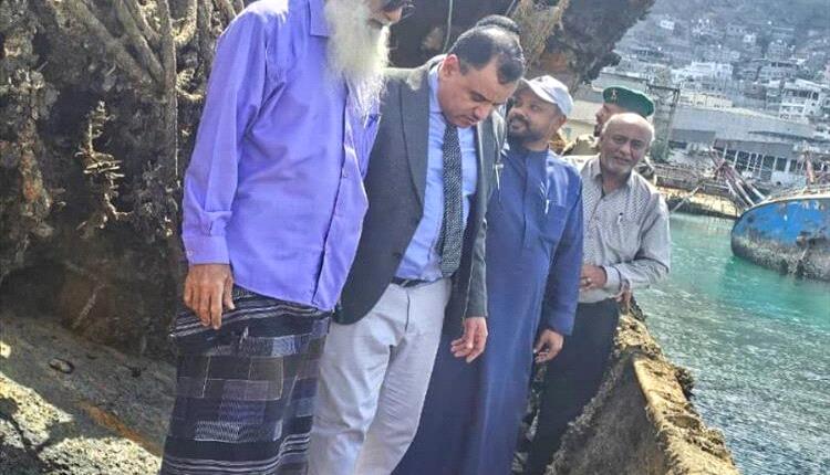 عدن:وزير الزراعة يتفقد انتشال السفن الغارقة في ميناء الاصطياد 