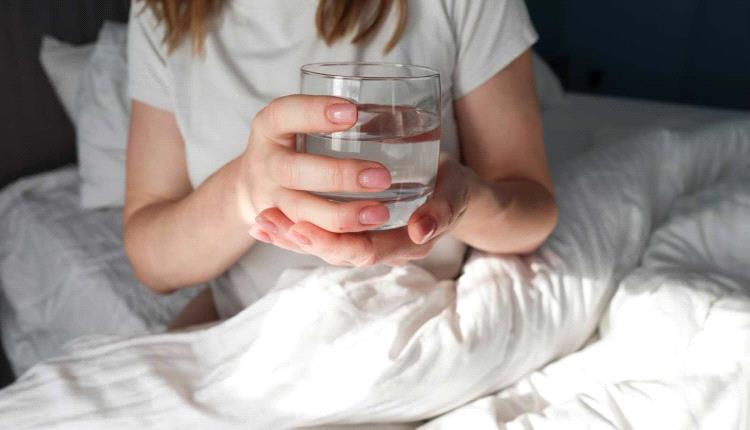 لماذا يُنصح بشرب الماء فور الاستيقاظ من النوم؟