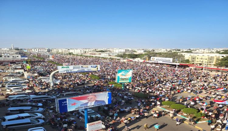 حشود غير مسبوقة في ساحة العروض بعدن دعما للمجلس الانتقالي والرئيس الزبيدي 